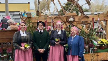 Gülden Hennemann, Dominik Paslawski, Janina Paul und Kerstin Müller-Kittel bei der Aufstellung zum Kärwaumzug